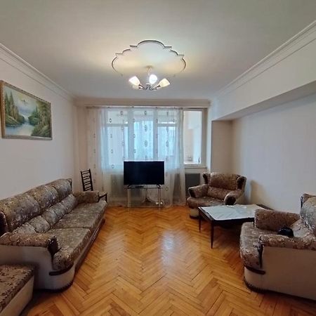 Apartament Large Apt Near Republic Square Erywań Zewnętrze zdjęcie