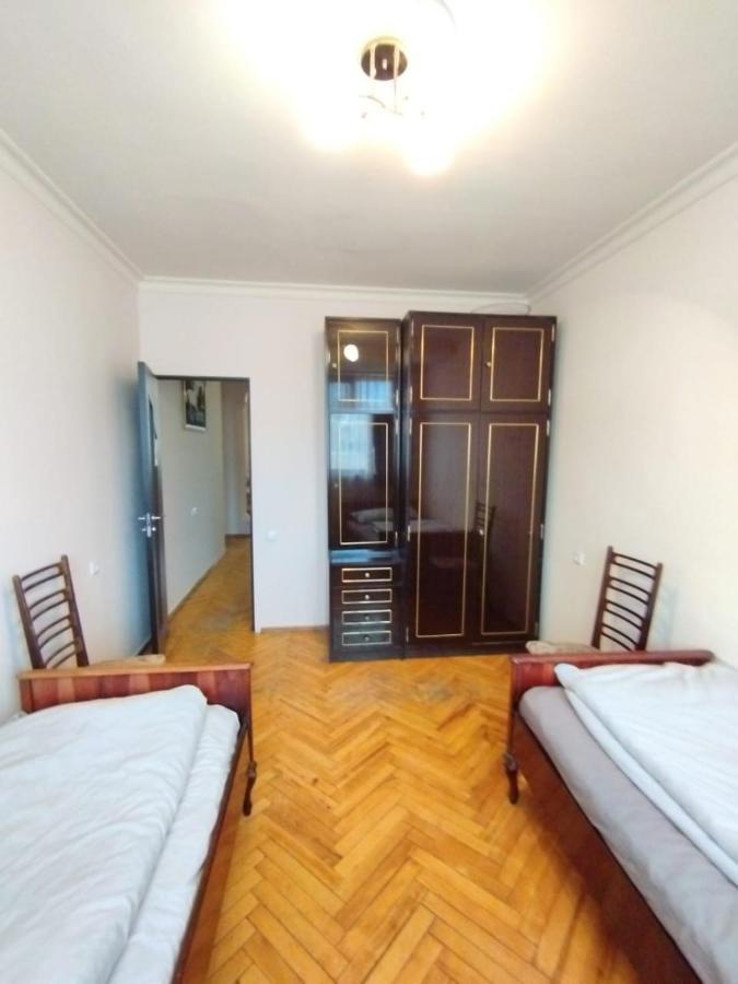Apartament Large Apt Near Republic Square Erywań Zewnętrze zdjęcie